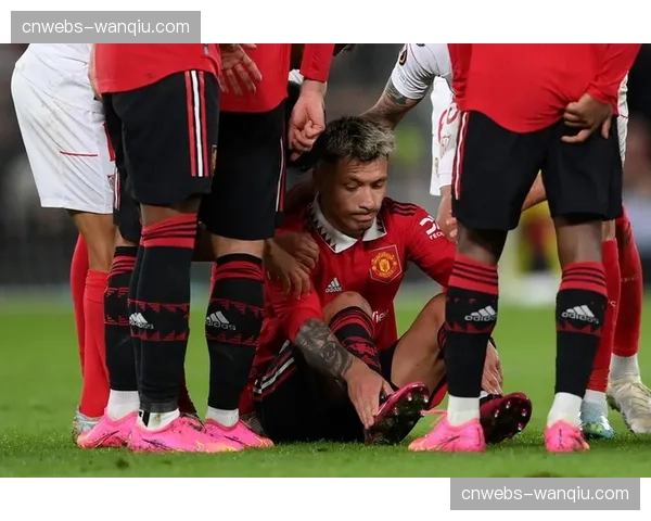 官方:曼联中卫利桑德罗·马丁内斯因脚部应力性反应,将缺席三月所有比赛 官方:曼联中卫利桑德罗·马丁内斯因脚部应力性反应,将缺席三月所有比赛