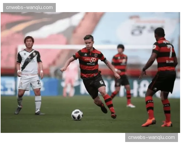 巴黎圣日耳曼在克莱枫丹进行封闭训练，重点演练破密集防守战术